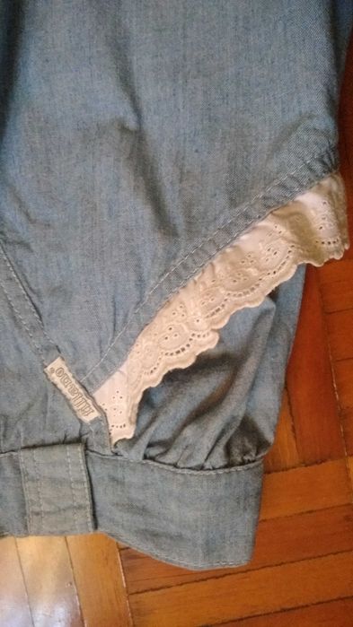 Bonita saia de ganga com aplicaçoes e bolsos