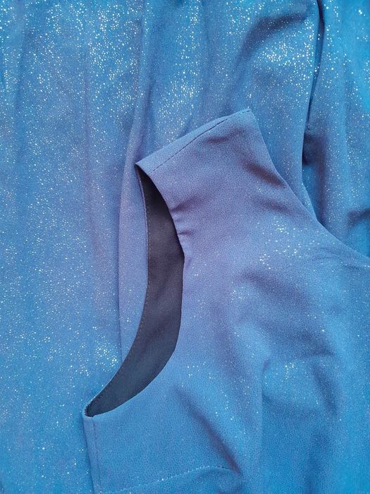 Szaro srebrna długa sukienka z rozcięciem i mieniącymi się drobinkami