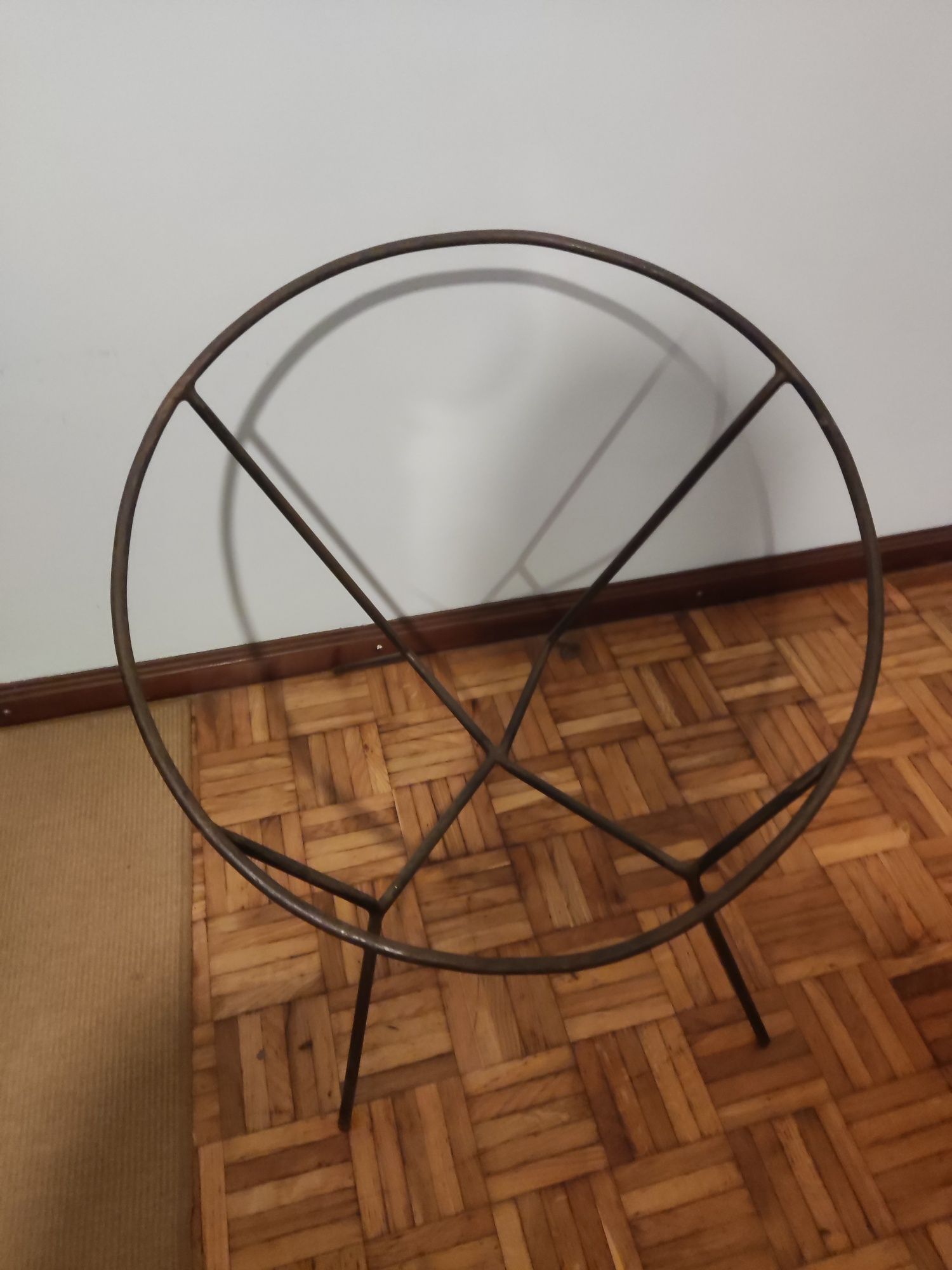 Vendo cadeirão em verga, muito bonito. Para decoração ou uso.