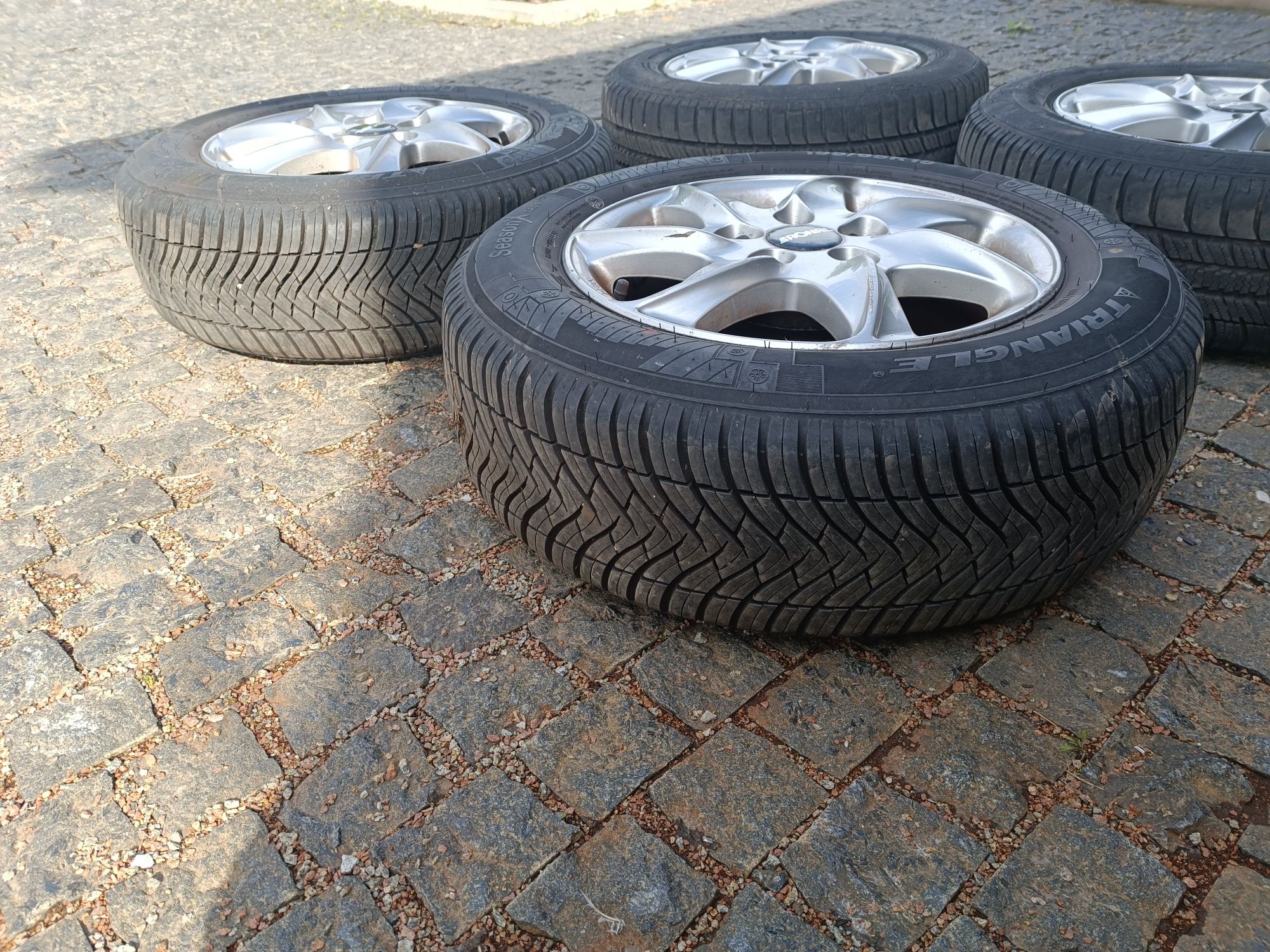 Продам комплект колес диски титаны 5*114.3 R15, резина зима 195/65R15