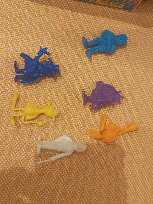 Brindes bonecos monocromaticos