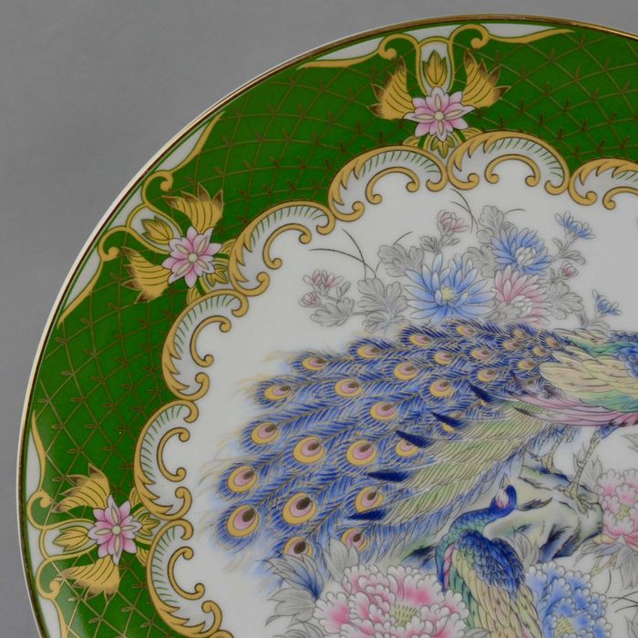 Prato em Porcelana Japonesa ricamente decorado com flores e Pavões