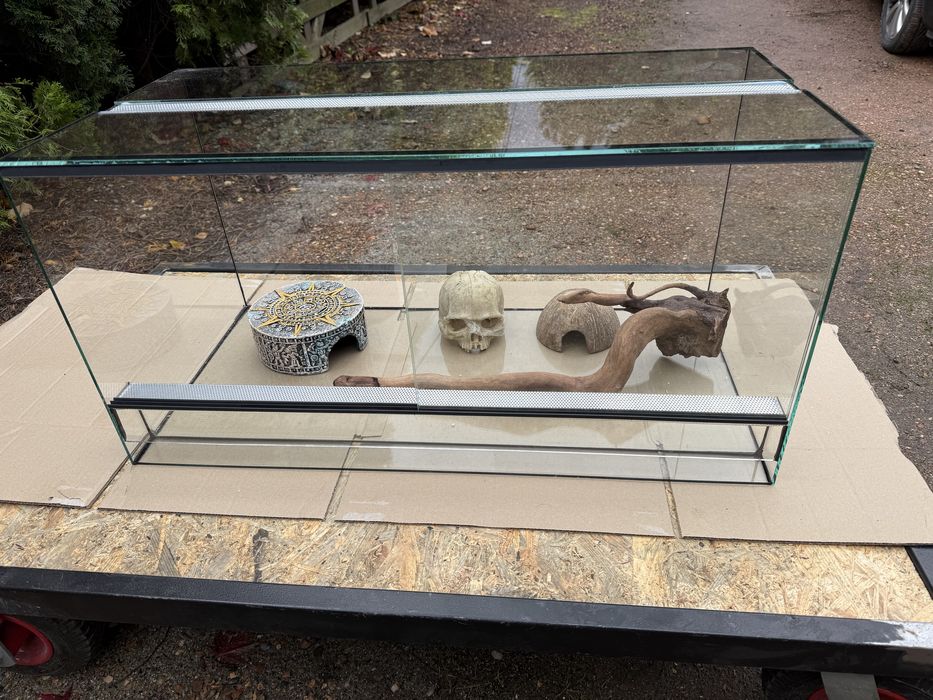 Terrarium dla weża z wyposazeniem  80x40x40