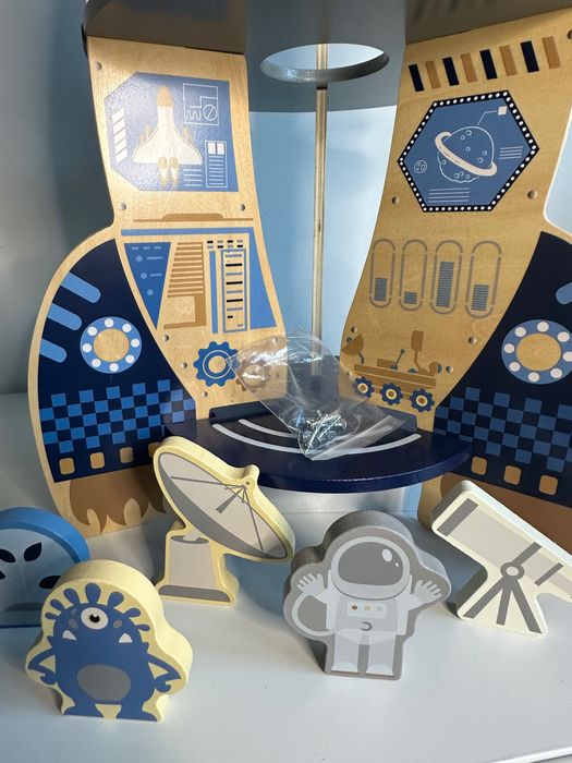 Foguetão de criança com bonecos