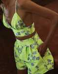 Crop top e calções verde fluorescente