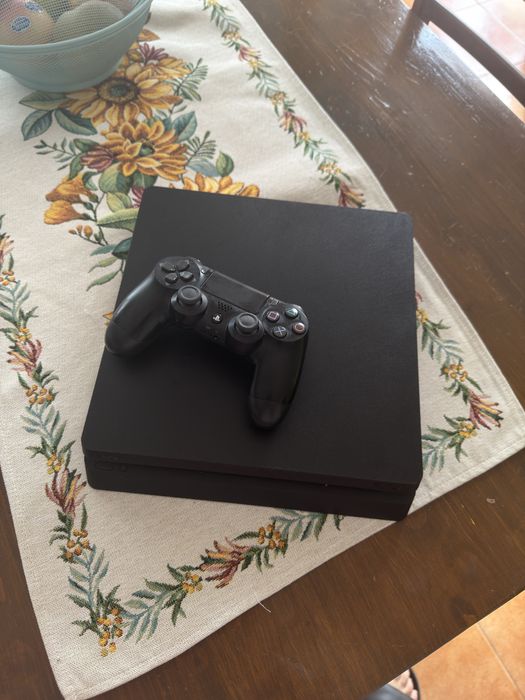 PS4 + Comando em otimo estado