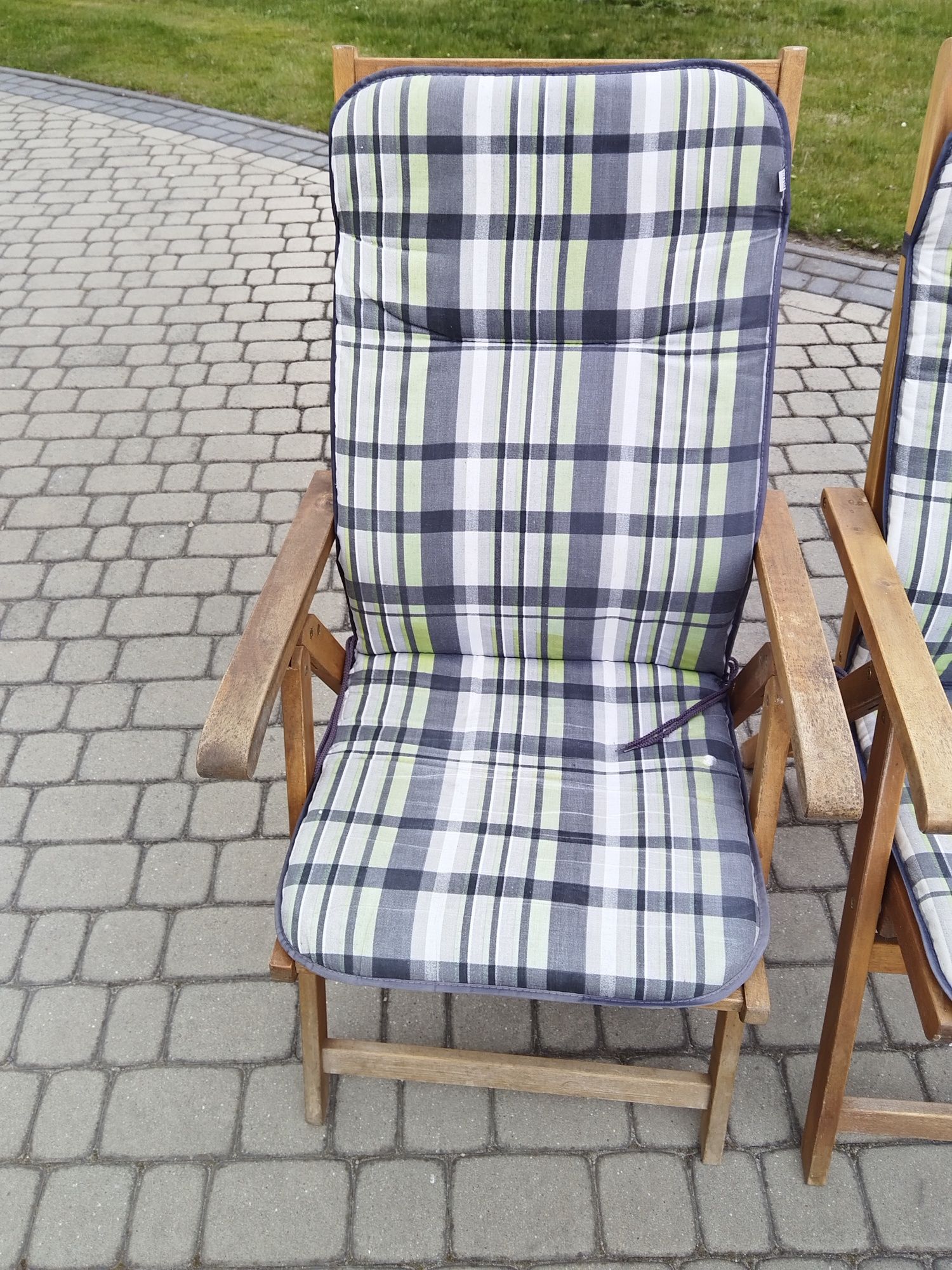 Krzesła ogrodowe drewniane z poduszkami
