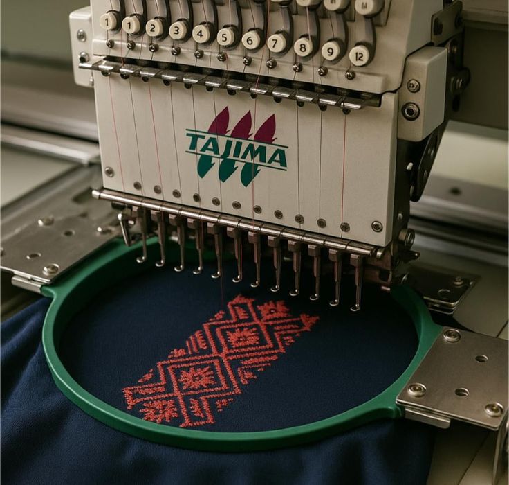 Вишивка на готових виробах або в крою.  Компьютерная машинная вышивка