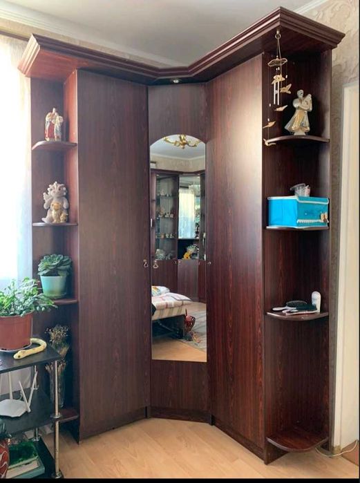 Дві кутові ексклюзивні шафи