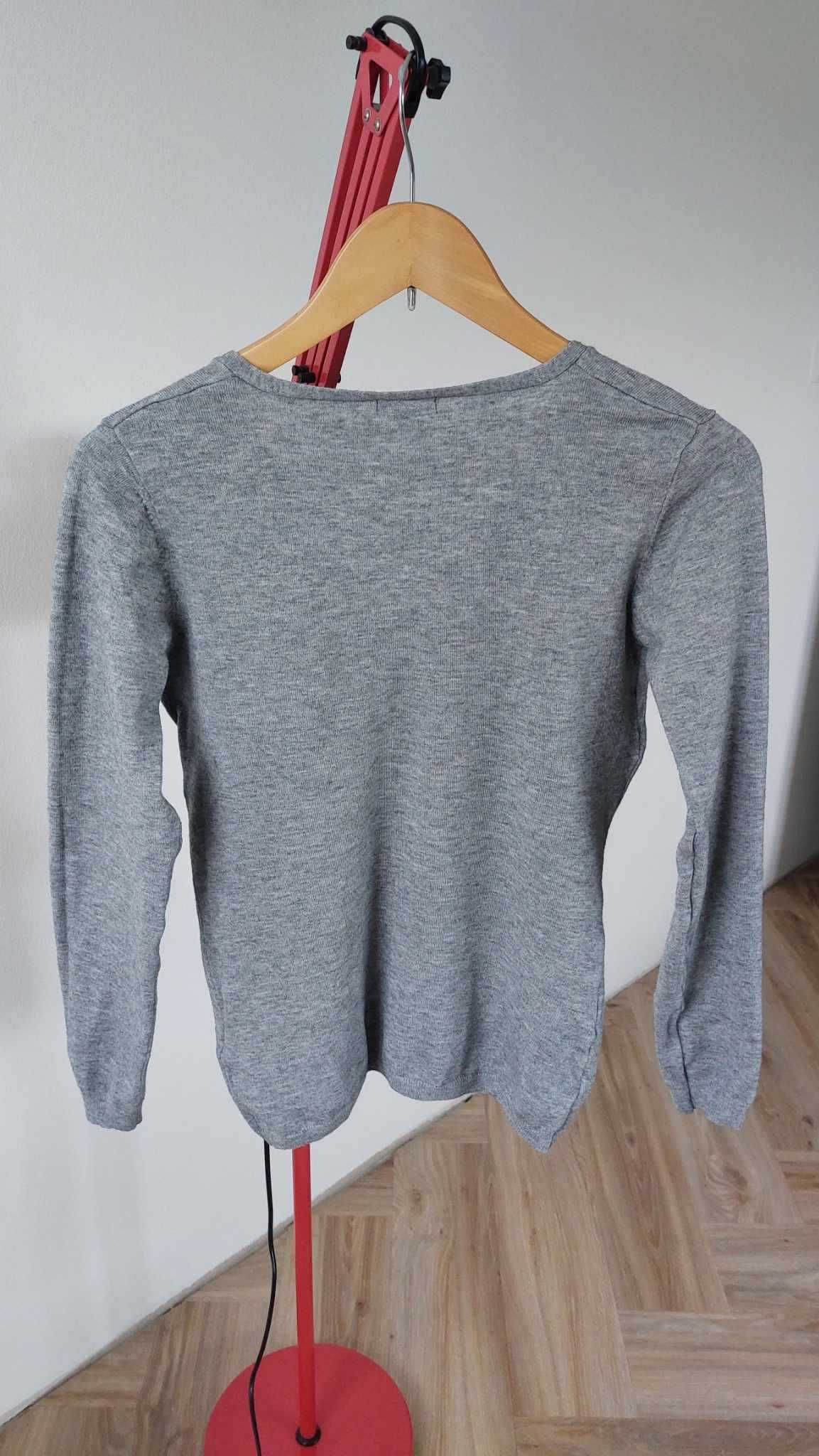 Cienki sweter z dekoltem V