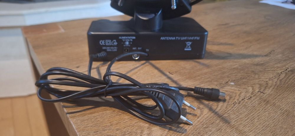 Antena pokojowa do telewizji i radia DVB- T  wzmacniacz z regulacją