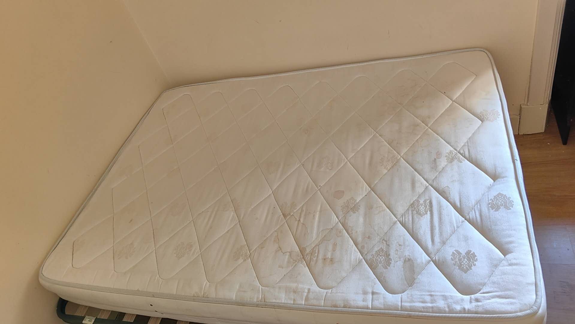 Cama com estrado e colchão