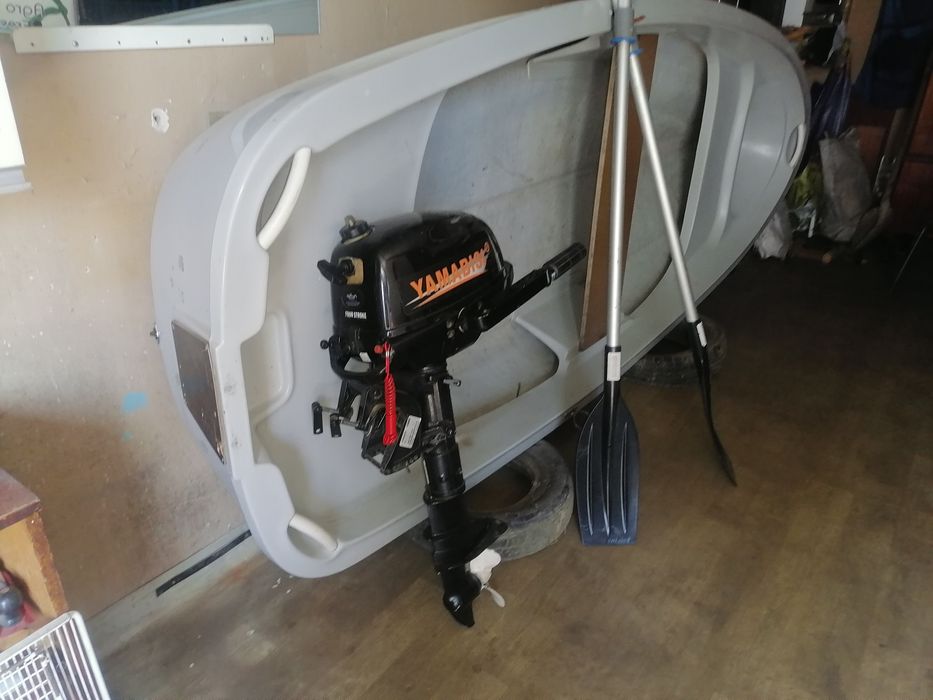 4-х місна лодка, скло-пластикова, в гарному стані.