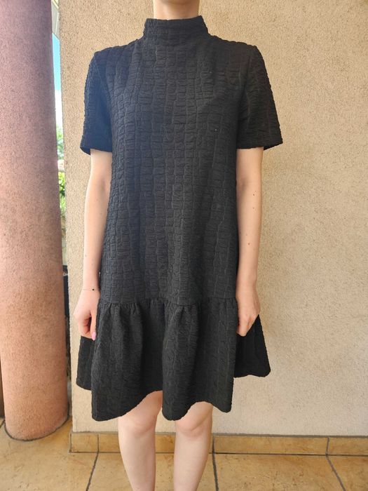 czarna sukienka z krótkim rękawem marki ZARA, rozmiar S