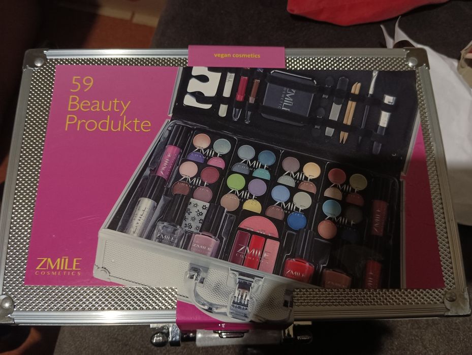 Набір косметики в кейсі