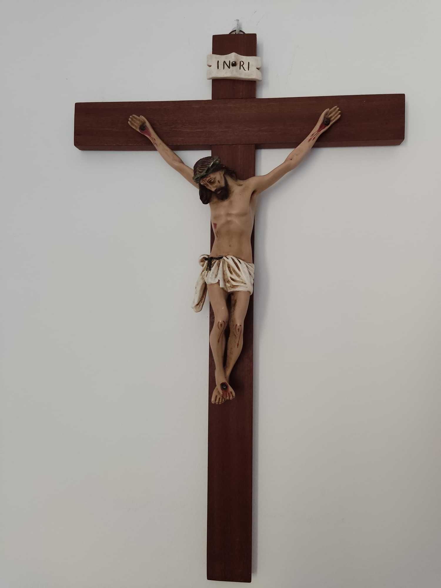 Crucifixo de Jesus Cristo em Cerâmica e Madeira: Fé e Arte em Harmonia