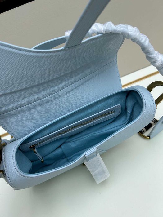 Dior torba na siodło niebieski saddle tekstura dłoni, torebka
