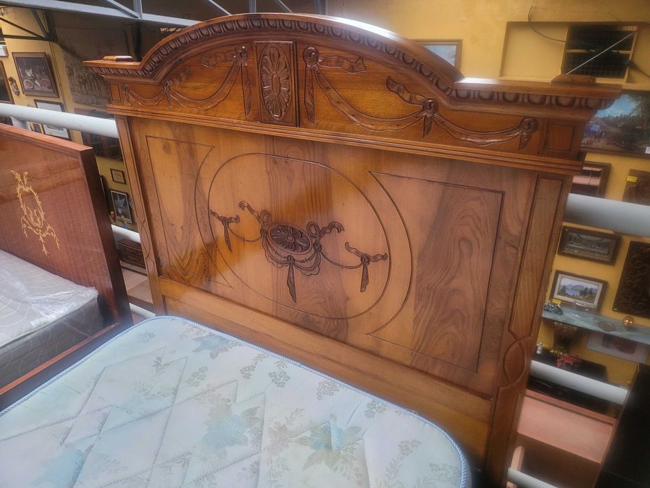 Cama antiga com estrado e colchão - Muito bom estado geral