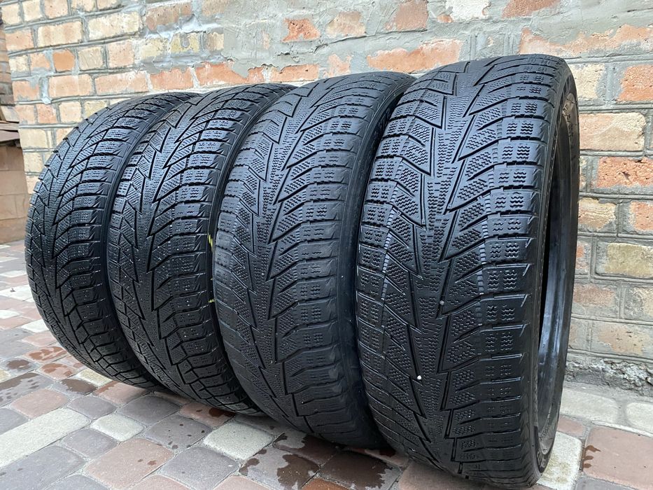 Зимові шини 215/55 R17 Hankook Winter I*Cept iZ2 98T 4ШТ.