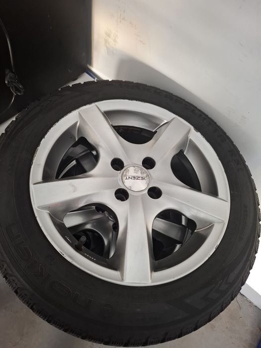 Alufelgi Toyota 185/60/15 opony zimowe Nokian Hakkapeliitta
