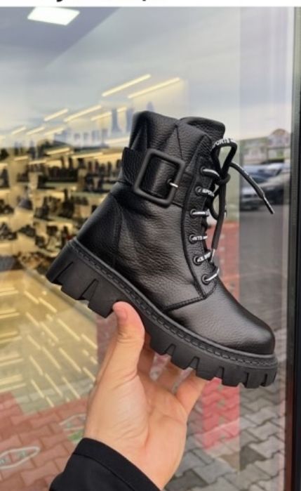 Продам зимние сапоги ботинки на девочку кожа коженные