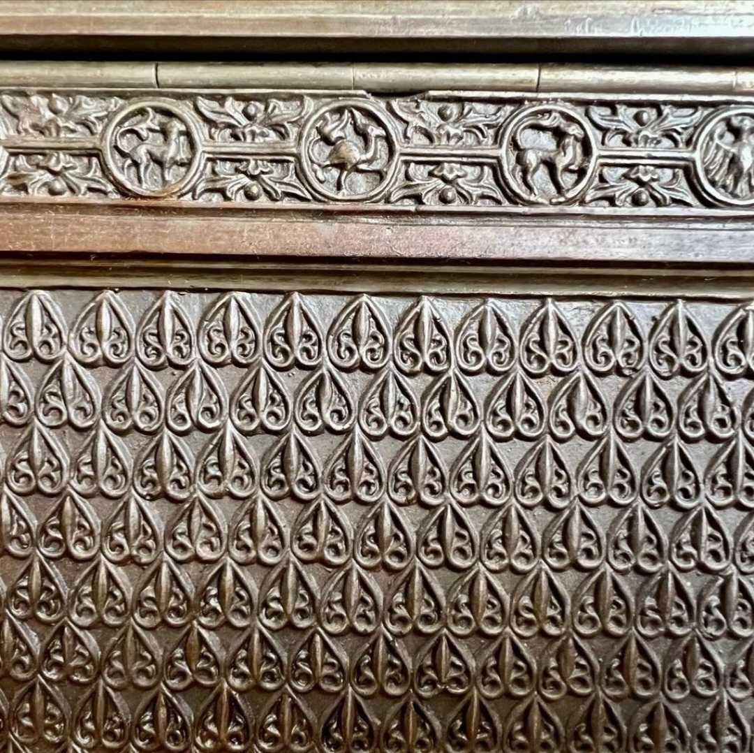 Skrzynia z brązu z dekoracjami w stylu neogotyckim z okresu Napoleona