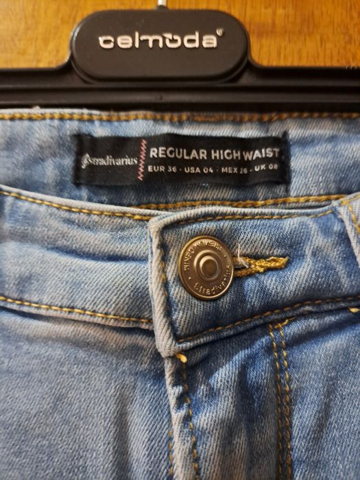 Calças ganga com risca