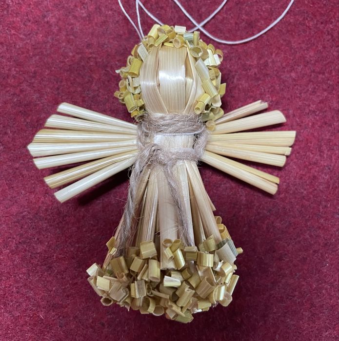 Різдвяний соломʼяний янгол і купідон.