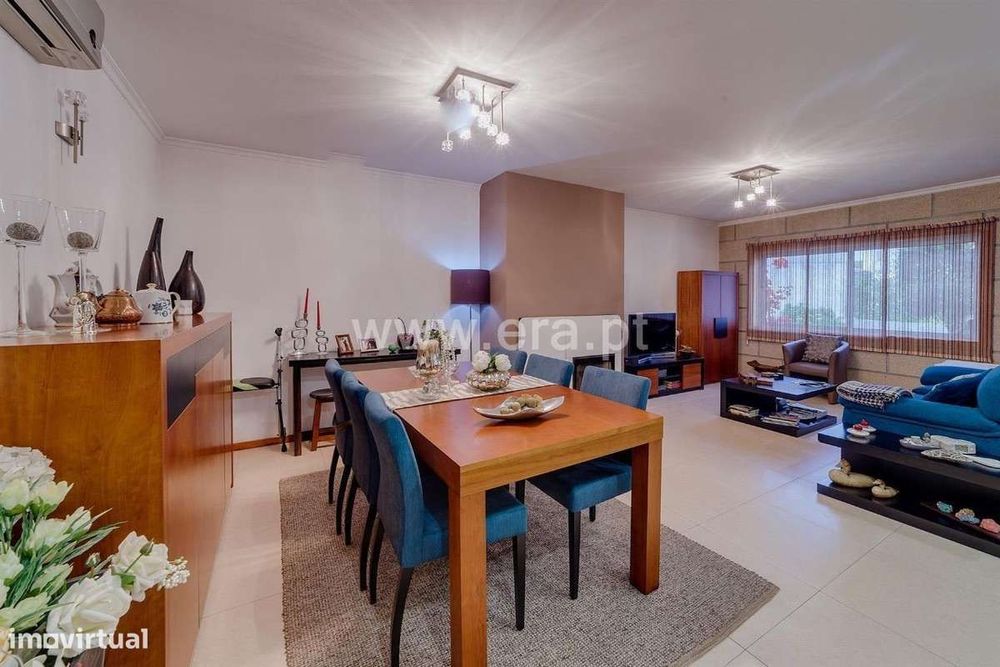 Moradia em Banda V5 com 3 frentes em Astromil