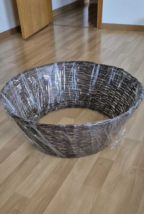 Arvore de Natal com decoração, iluminação e cesto