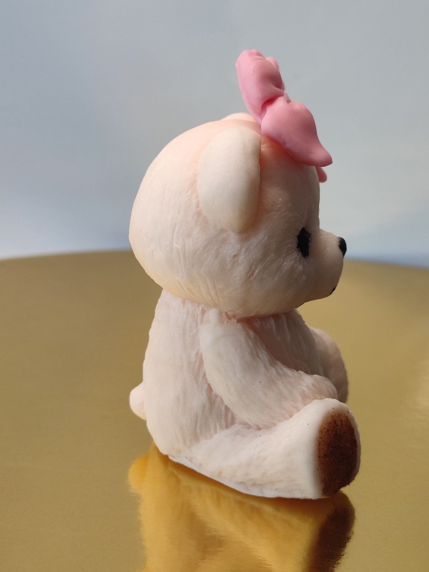 Figurka 3D misia miś z kokardką dekoracja na tort z masy cukrowej 8cm