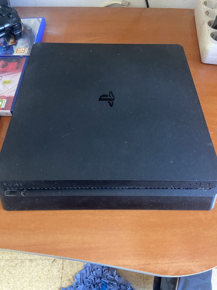 PlayStation 4 com 2 comandos e jogos
