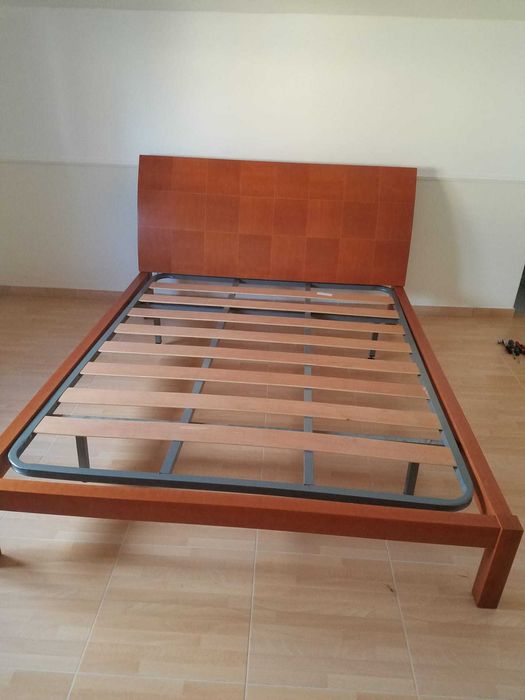 Cama (com mesas cabeceiras) +colchão com estrado + Cômoda com espelho
