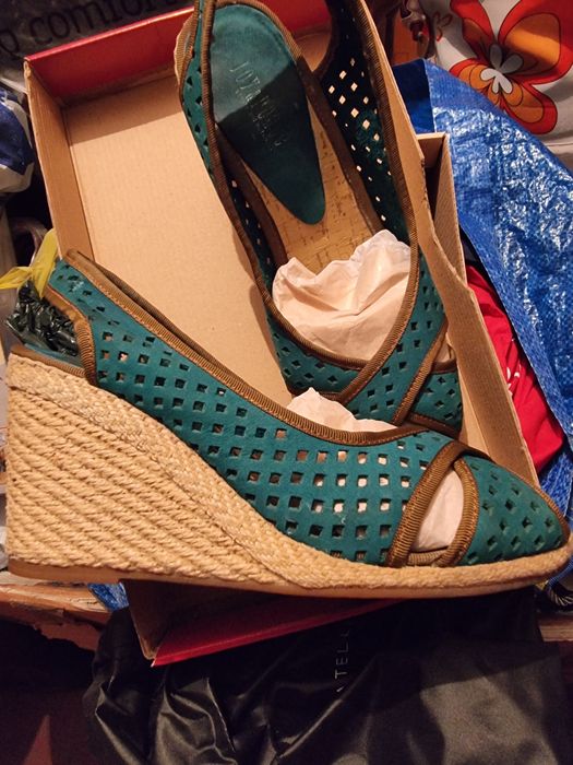 Sapatos camurça 10€. Cor rara