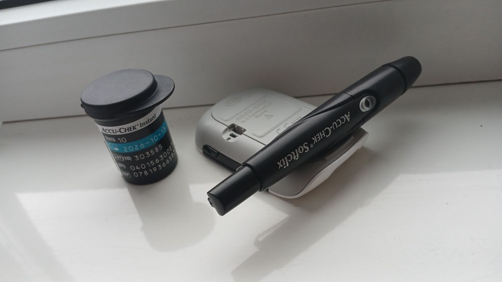 Accu-Chek Instant глюкометр