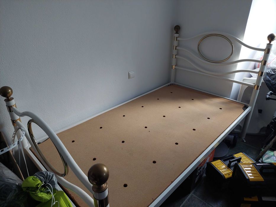 Cama de ferro branca
