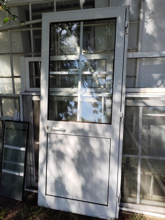 Porta exterior branca e aro em alumínio