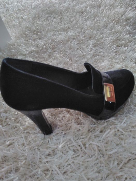 Sapato Preto e Dourado