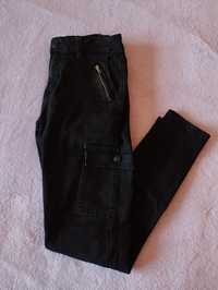 Czarne spodnie rurki z kieszeniami po bokach