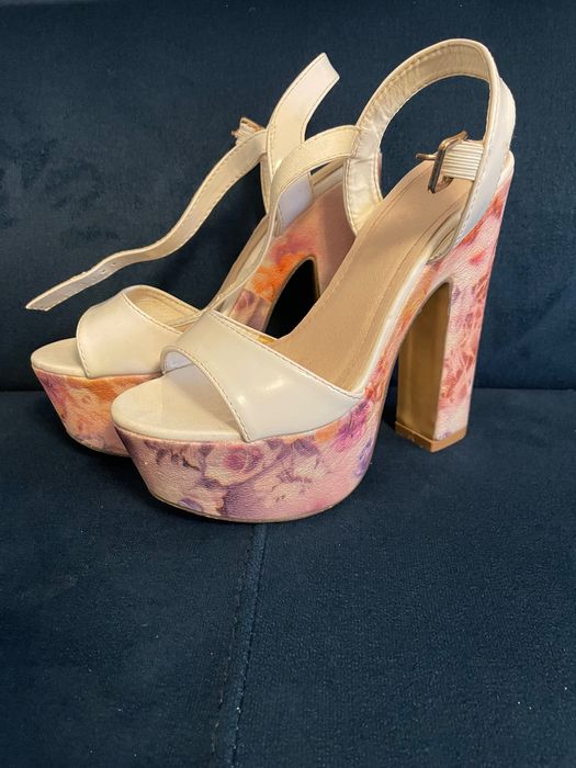 Sprzedam sandały na wysokim obcasie