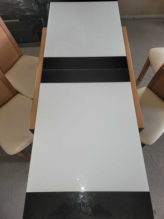 Stół drewniany i krzesła