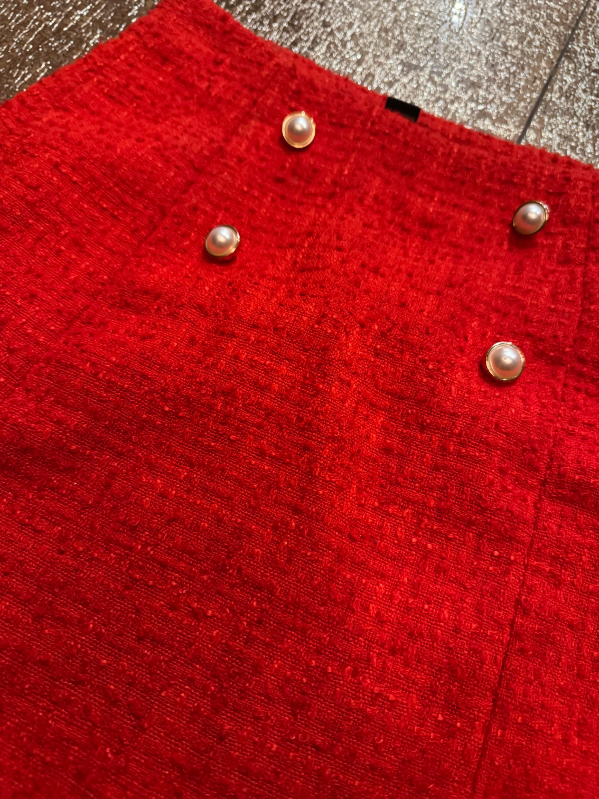 Червона міні юбка в стилі Old Money!