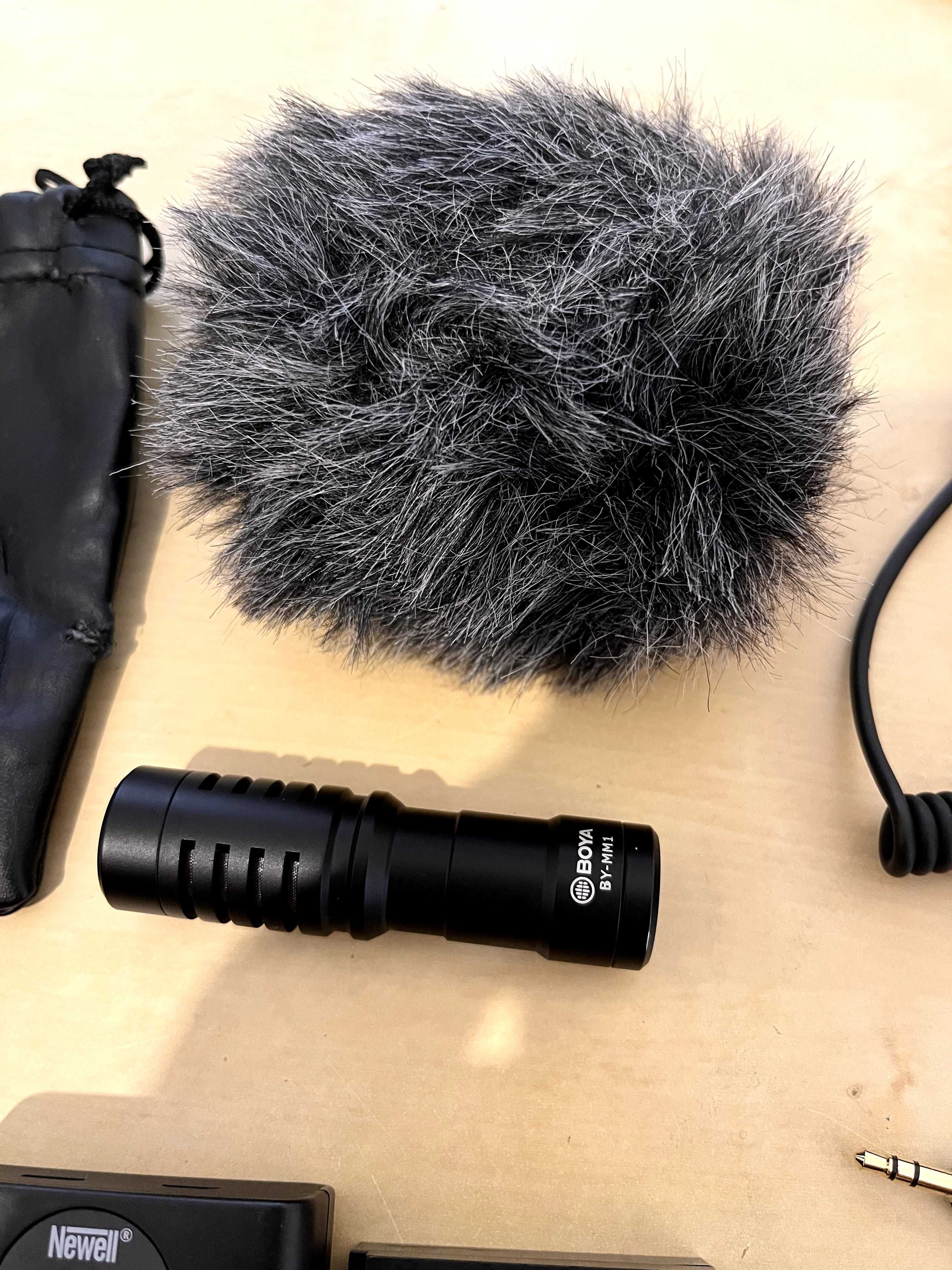 Aparat Canon M50 + akcesoria (mikrofon, dummy battery, karty pamięci)