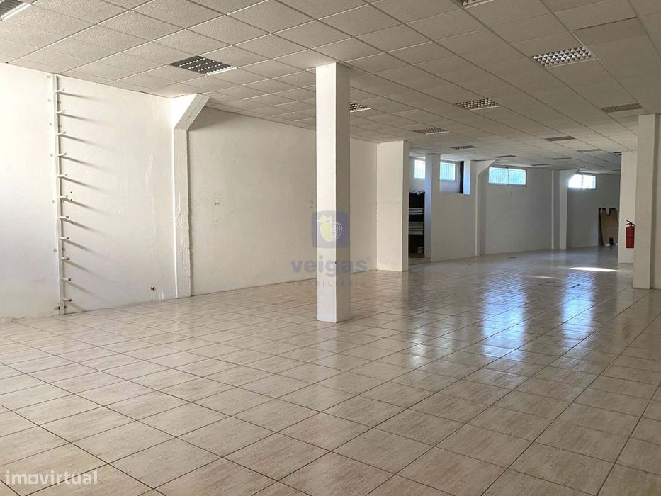 Arrendamento de armazém em cave com 248m2 em Meirinhas, Pombal