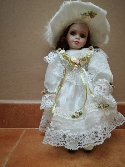 Vende-se Boneca de Porcelana