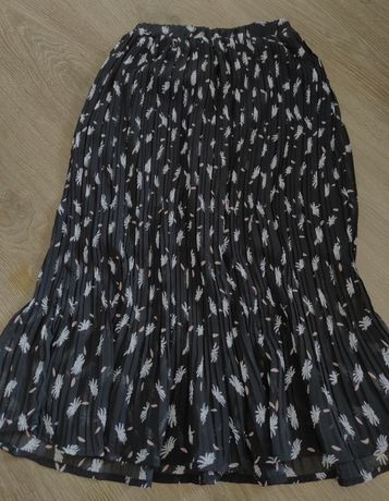 Spódnica plisowana w kwiaty czarna Sinsay