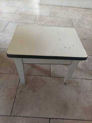 Stary malutki taboret  lata 60 do renowacji że schowkiem