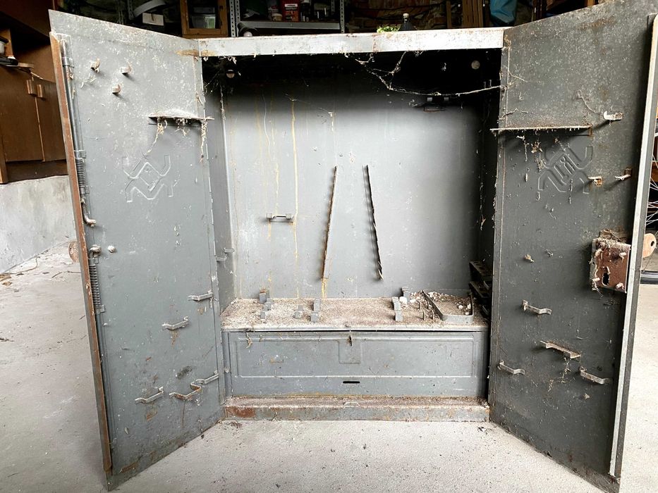 Metalowa szafa do warsztatu lub garażu na narzędzia