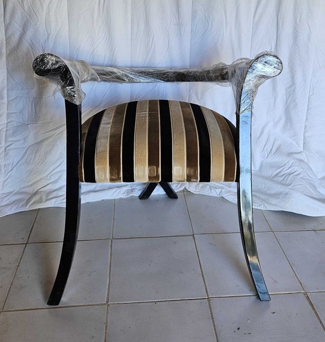 2 cadeirões em madeira e tecido de riscas