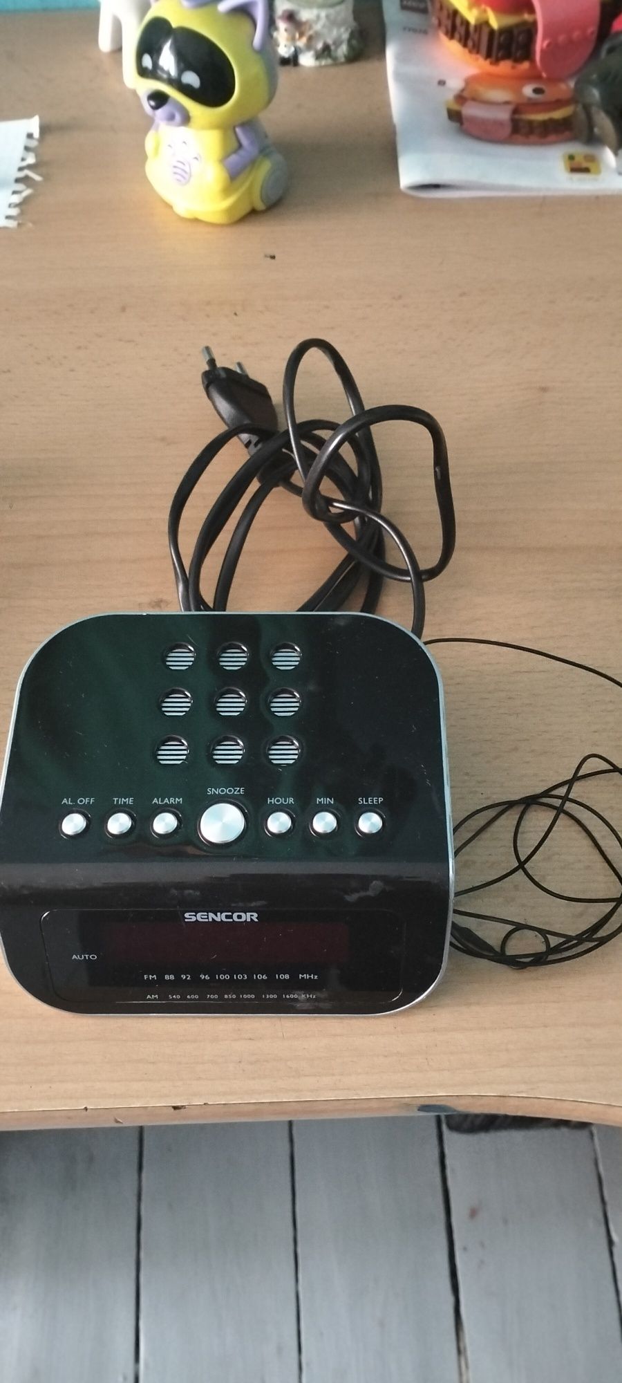 Radiobudzik tak jak widać na zdjęciu